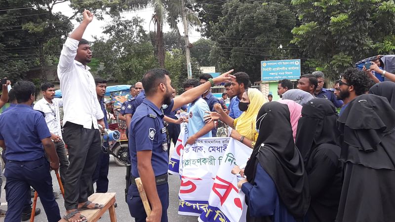 পঞ্চগড় আধুনিক সদর হাসপাতাল চত্বর থেকে শিক্ষার্থীরা মিছিল বের করলে বাধা দেয় পুলিশ। পরে পাউবো কার্যালয়ের সামনে মহাসড়কে সংক্ষিপ্ত সমাবেশ করেন শিক্ষার্থীরা। মঙ্গলবার দুপুরে